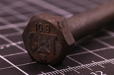 8T0644 Болт